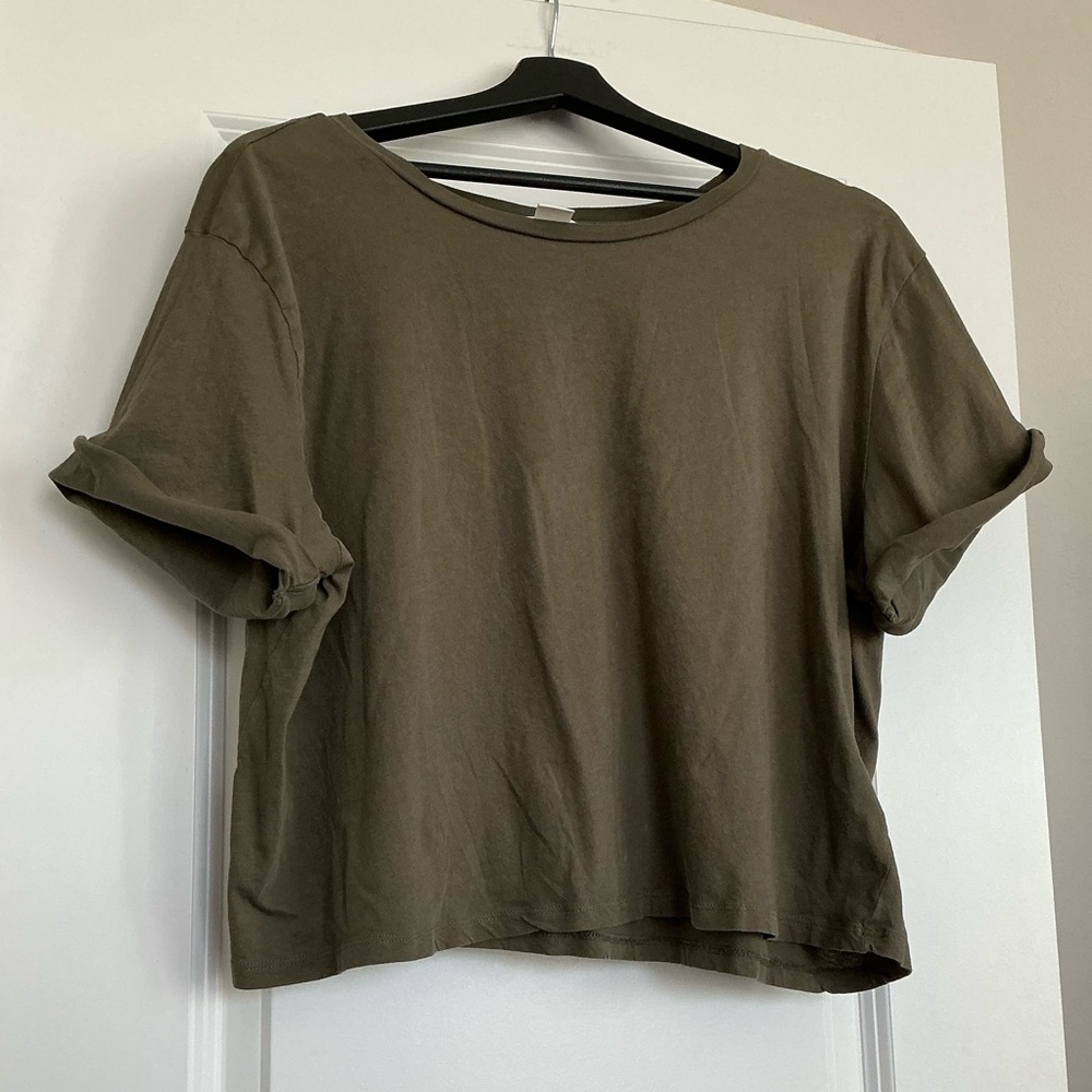 💖5 for $25 bundle deal💖
H&M Olive Short Sleeve Tee